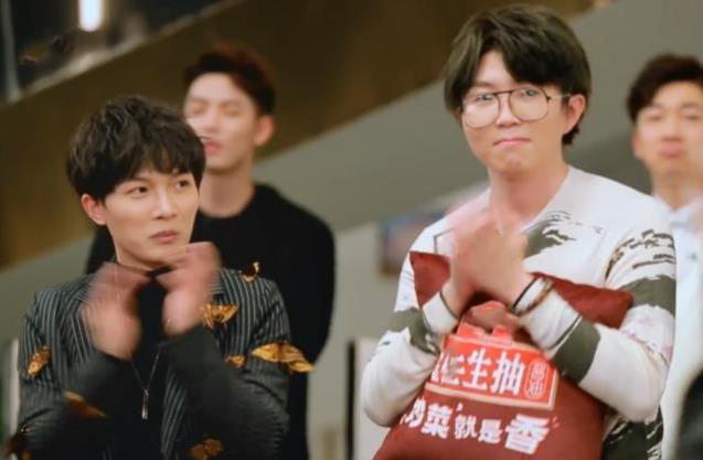 惊讶|宣布刘柏辛和华晨宇票数时,周深表情惊讶,毛不易的反应更真实