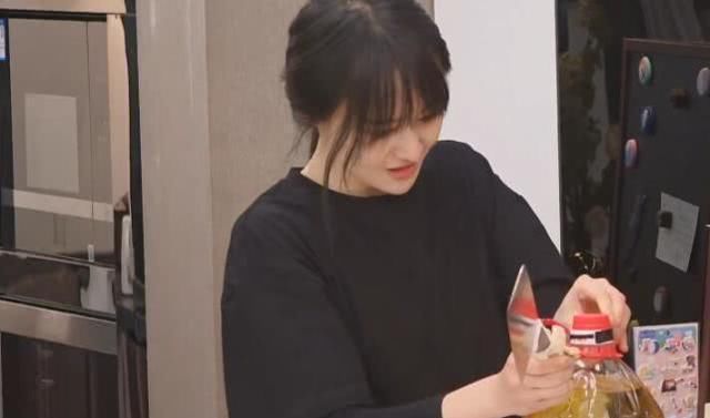 细节|郑爽要自己炒油麦菜吃,洗菜后的一个细节,暴露她在家从没做过饭