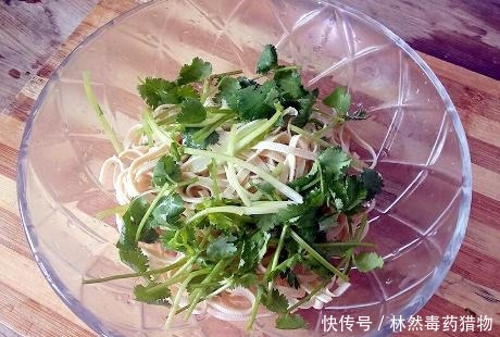 凉拌|凉拌豆腐丝,需要事先焯水吗?掌握1点技巧,豆腐丝爽滑更鲜香