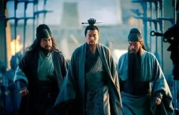 听到|同为兄弟，刘备听到关羽死讯大哭吐血，为何听到张飞死讯却极平静