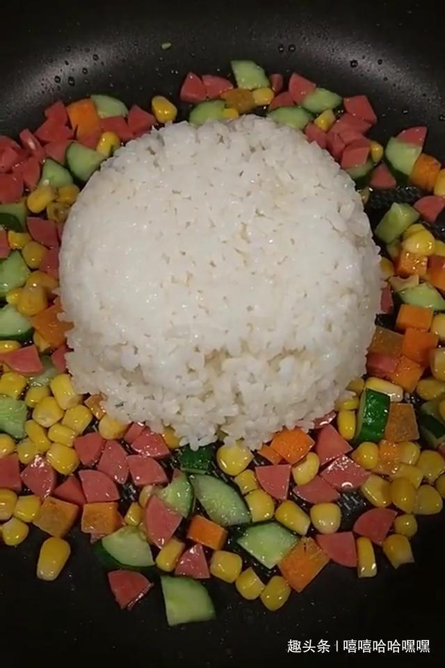  可爱|造型可爱，蛋皮金黄，吃到嘴里一瞬间，让人流连忘返，美味蛋包饭