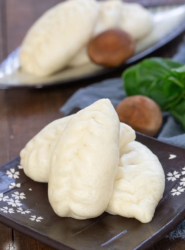  面粉|皮薄馅厚，内在鲜美的柳叶素菜包，热腾腾的来上一笼可好？