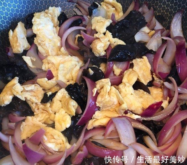 美味|鸡蛋炒洋葱木耳,家常小炒,营养美味,方便快捷!