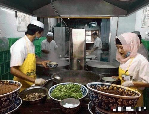 女子|女子路边吃拉面,大碗三块小碗八块,连吃两大碗,结账时才知中计