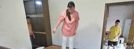 美女|美女粗心拿错快递,当她拆开后,吓得她花容失色!