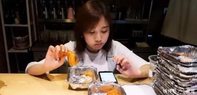 看起来很|密子君直播吃30个鸡翅包饭,镜头拉远后,食物“变形”了