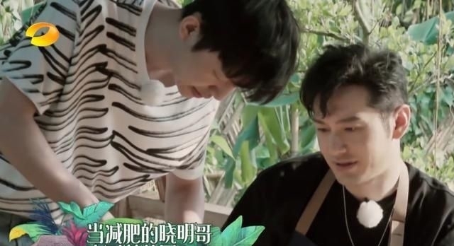  洗碗|《中餐厅》后遗症？黄晓明做客蘑菇屋，全程低头洗碗像服务员！