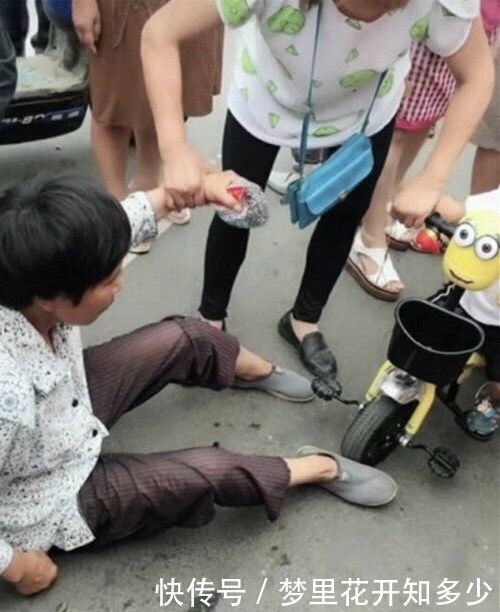 搀扶|3岁儿子骑儿童车撞倒老太太，妈妈上前搀扶，老太说句话妈妈傻了