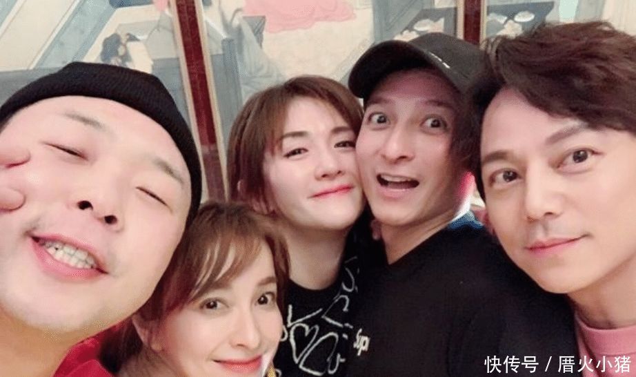 易烊千玺|千玺VS谢娜女团舞时,有谁注意到了范丞丞的反应瞬间被圈粉