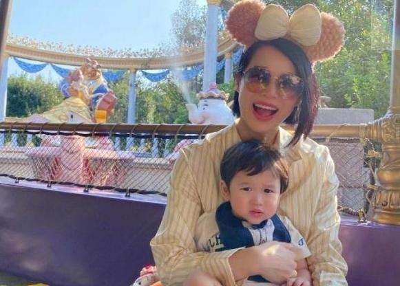 胡杏儿|胡杏儿小儿子长大了!与妈妈同游迪士尼显兴奋,身边不见哥哥陪伴