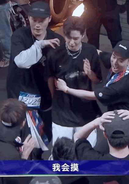 衣服|王一博《街舞3》妖娆舞姿被疯传,扯张艺兴衣服好飒,钟汉良表情失控超搞笑