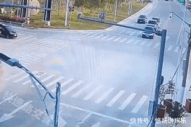  冲出|九张动图警醒你：夹缝中加油冲出，如果稍慢一步，车毁人亡