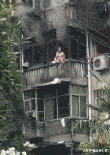  搞笑|搞笑GIF：大姐淡定的等人来救