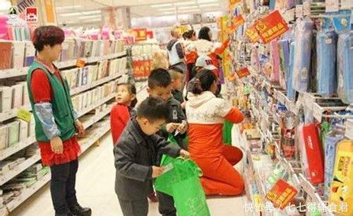  惭愧|孩子收拿零食走出超市，被要求双倍赔偿，母亲的话让工作人员惭愧