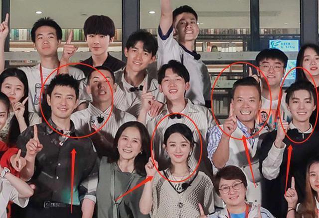  中餐厅|《中餐厅4》晒全家照，赵丽颖复出强占C位，杨超越女团梦不灭？