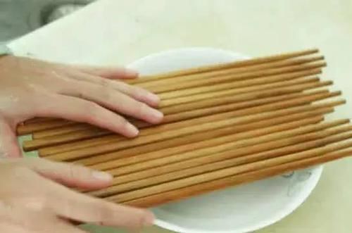不用|筷子用清水洗,比不洗还脏学会一招,筷子一辈子不用换