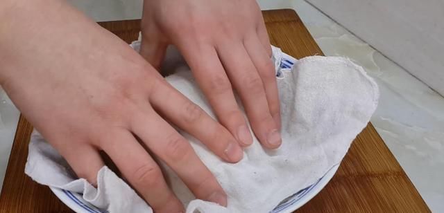  我家|我家面粉就爱这样做，加4个鸡蛋，做法比麻花简单，比油条都好吃