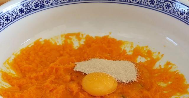 南瓜|半个南瓜一碗面,教你做大麻花,外酥里软,真解馋