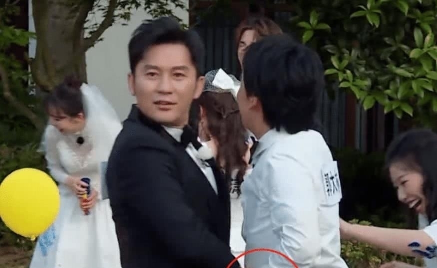 挡住|郭麒麟节目被郑恺扯掉裤子,嘉宾们哄笑,却有一人帮郭麒麟挡住