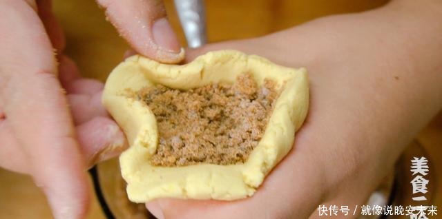 地瓜叶|红薯花样吃法，蒸煮炸炖都不如这样煎着吃，夹心流糖怎么都吃不够