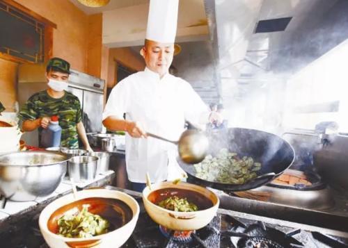  服务员|为什么饭店厨师炒菜几乎是用勺子不是铲子？服务员说出其中的秘密