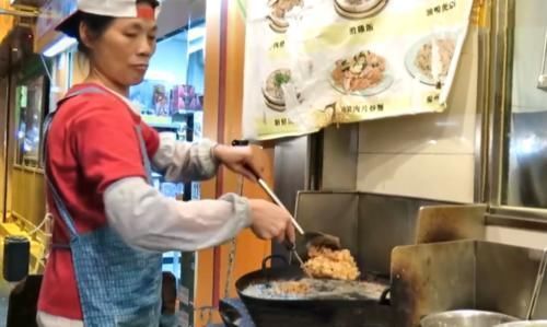 新鲜|大妈街边卖“炸生蚝”,6元一碗,顾客遭哄抢,半天能卖200碗