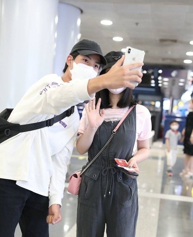 颜值|粉丝颜值太高!柳岩穿背带裤可可爱爱 获帅哥求合影温柔配合