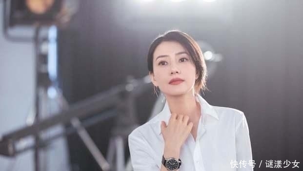 高圆圆|41岁高圆圆现身直播间 笑容甜美撩发动人,颜值盖过小6岁薇娅