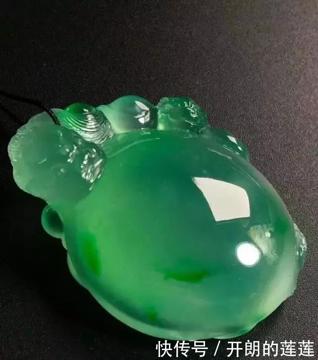 老大爷|老大爷嫌自己佩戴的翡翠水头不太好，用水一泡后，一看吓了一跳！