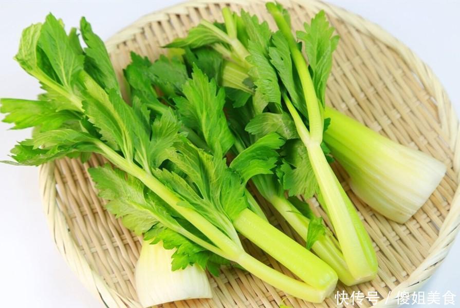 木耳|芹菜和它是绝配,比炒肉更香,我家一周3次吃不够,太香了