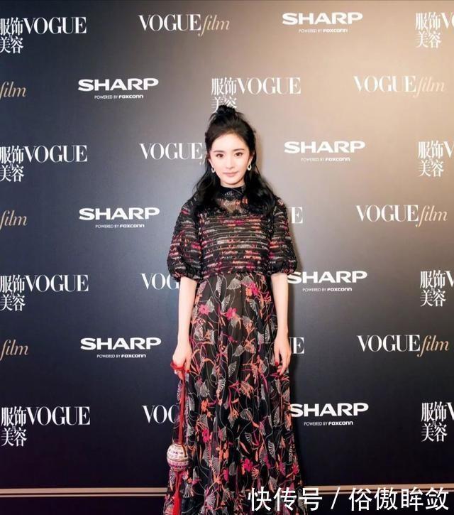 选择|香泰又换了发型,她穿着一条小卷曲的花裙子,但身材不好