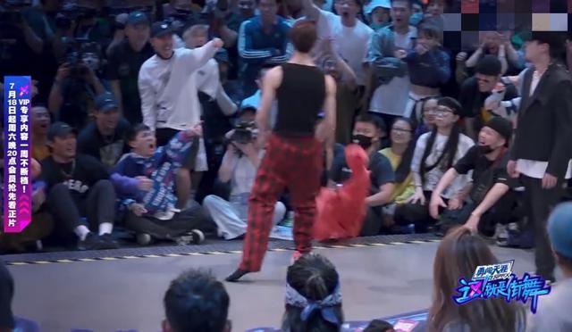 王一博|王一博单膝跪地硬核踩点燃炸全场!