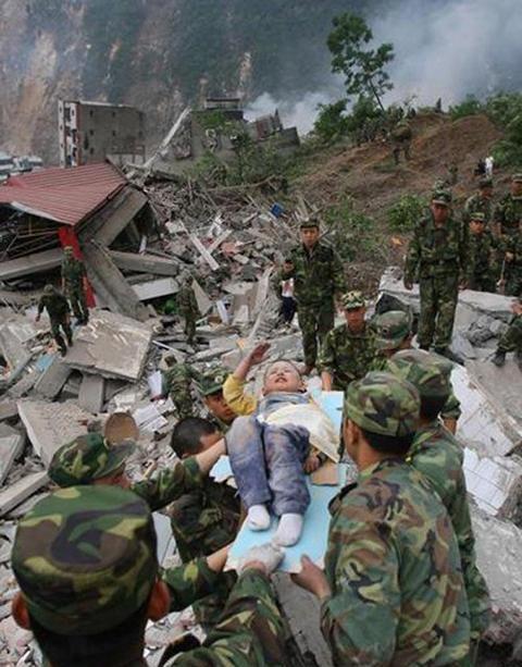 08年汶川地震的9岁英雄，当全国人面发誓考清华，今如何?