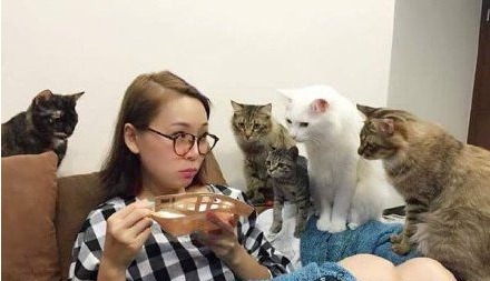 男人|爆笑段子:有一天喝多了,看到身边一个男人抽烟弹烟