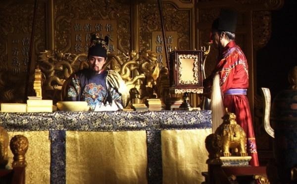  作出|为了挽救大明王朝，崇祯帝作出了许多努力，可惜越努力越悲催