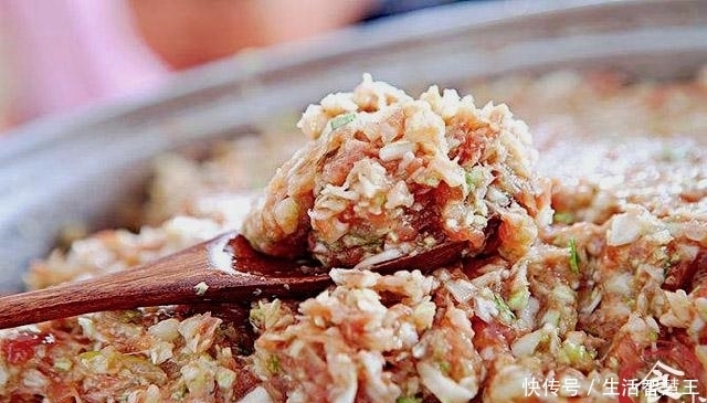 香浓|调肉馅，先放油还是先放盐？大厨教你正确做法，香浓可口又多汁儿