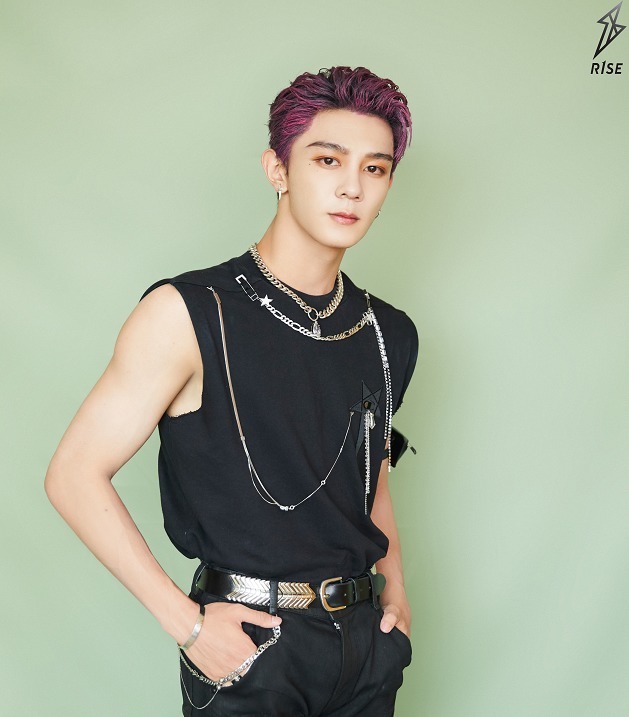  着装|R1SE《超新星》全员黑色着装，刘也带伤上阵，仅1人未穿外套