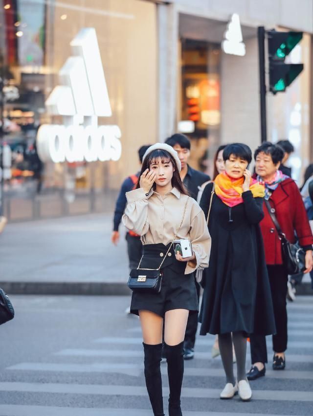  女神|街拍：两位时尚的美女，身材窈窕有型，散发女神气质