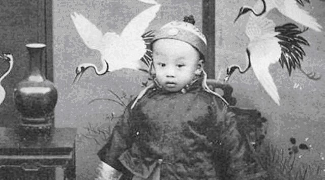 溥仪|末代皇帝溥仪年少时很顽劣,喜欢虐待太监,只有此人能管束他!