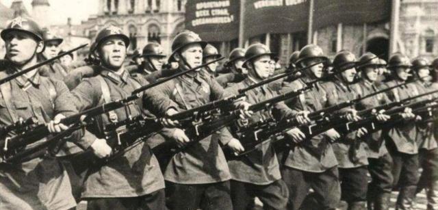 德军|德军已经兵临城下，为何斯大林要坚守莫斯科真是无奈之举