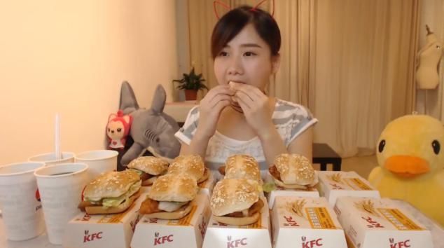 饮料|密子君吃20个“鸡肉汉堡”,喝饮料时却露馅了,网友全是装的