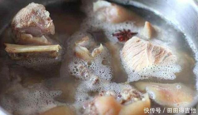 搞错|炖肉产生的浮沫需要撇去吗很多人搞错，难怪汤不鲜肉不香