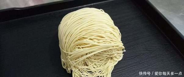  食用|云吞皮薄，馅料丰富，汤汁鲜美，多与面条一起食用，俗称云吞面