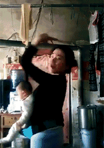 干净|搞笑GIF:擦地阿姨很认真,地真干净