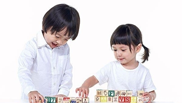 父母|“妈,你当年是被我爸绑架了吗?”网友晒父母老照片,颜值差距大