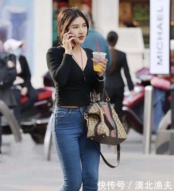 魅力|牛仔裤既舒适又不紧绷,展现时尚美的魅力,展现女人完美身材