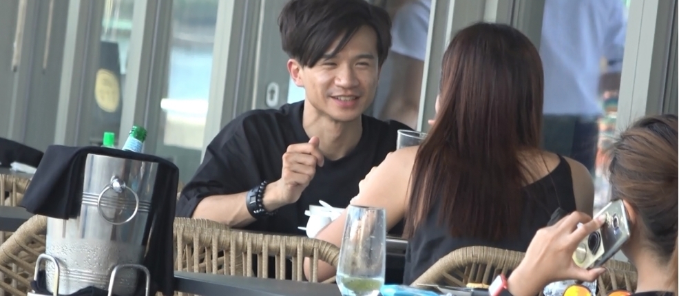 张柏芝|男星背着名媛女友与辣妹勾肩搭背好亲密,曾被传与张柏芝同返闺房