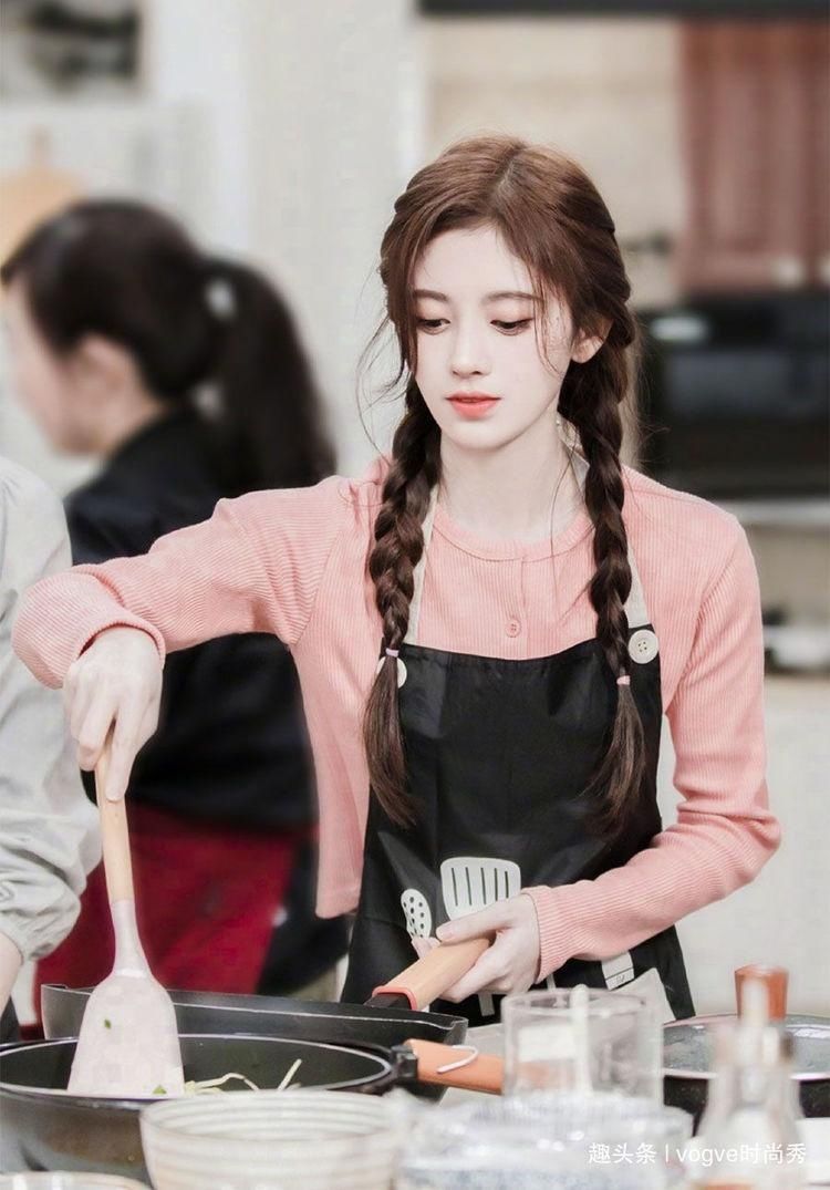 难道|鞠婧祎戴围裙学做菜,脸比食盐还白,难道这就是秀色可餐?