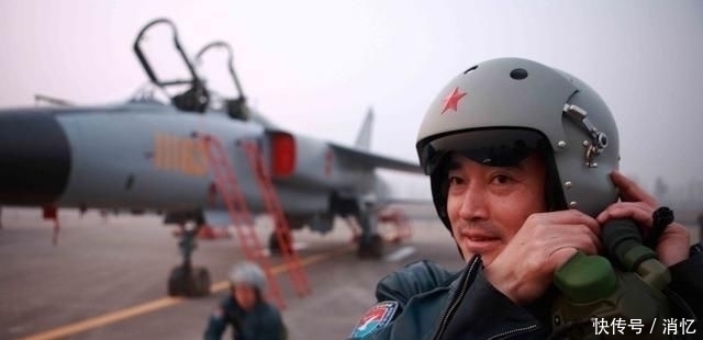 只能|飞行员远航飞行时吃什么?大飞机有自热餐,战斗机只能啃巧克力