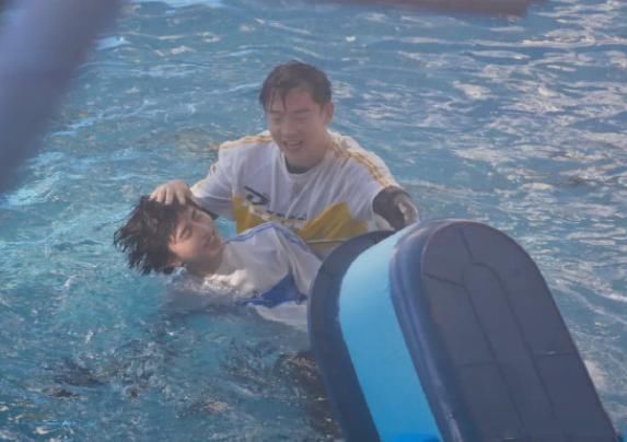 扛得住|蔡徐坤被郑恺按到水里,看到因遇水而“脱妆”的脸,这谁扛得住